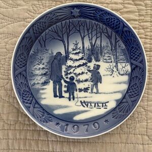 Royal Copenhagen 1979 “Choosing the Christmas Tree” Hanging Collectible Plate.